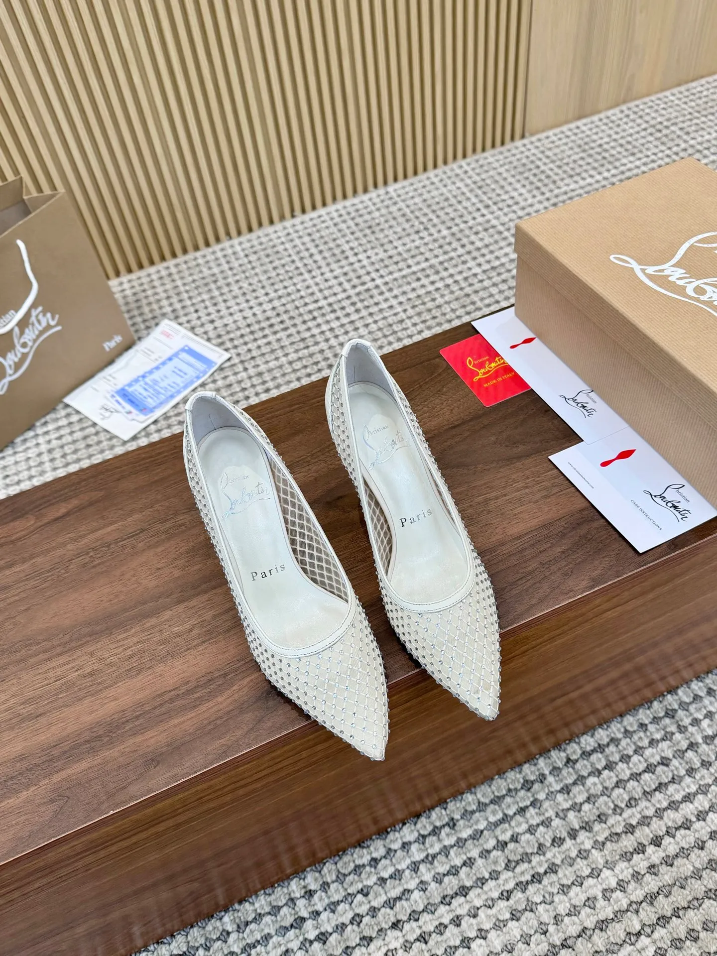 👟👟Ex-factory price 440👟👟 Genuine leather sole +40 Year-round shipment💝Christian Louboutin CL👠 Classic "💎Cow Patent Leather💎Series" noble and luxurious, real blingbling✨ Real materials, all customized by the pattern maker, and the materials are made of original customized materials, achieving the taste of the original 6 color options💍 Upper: imported 👉cow patent leather💪 lining: sheepskin foot pad/lining code number: 34-40.41.42 heel height: two options: 10.5cm and 8.5cm